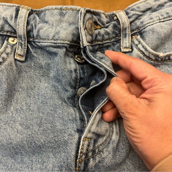 Forever 21 High Rise Button Fly Distressed Jean Shorts Size 25 - Picture 2 of 4